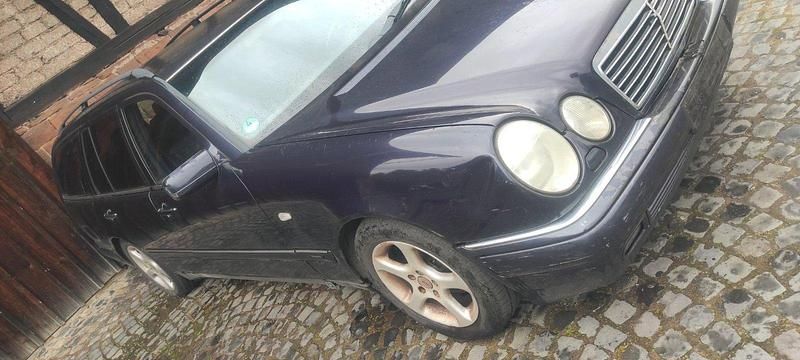 Gebraucht Mercedes E200 136 PS (100 kW) 1997 Blau Kombi