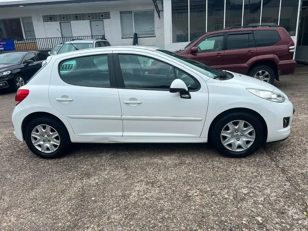 Gebraucht Peugeot 207 95 PS (69 kW) 2011 Weiß Limousine