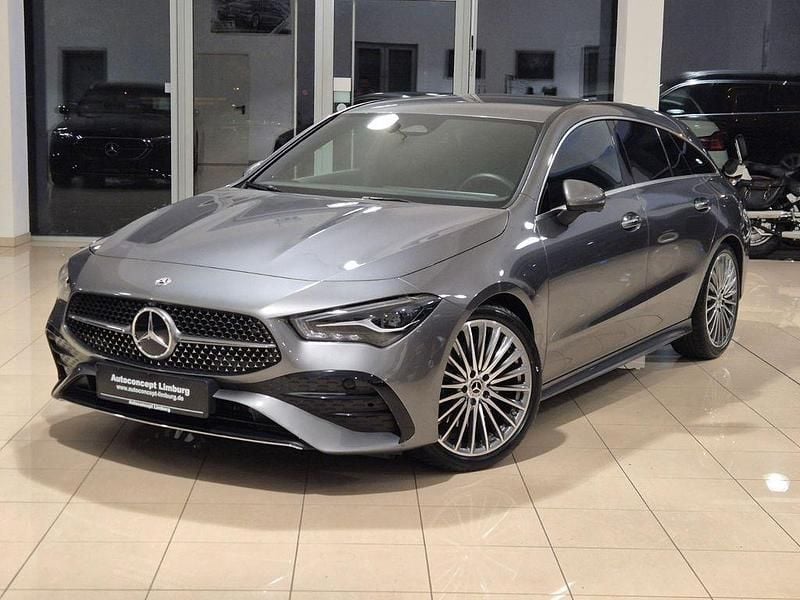 Grau Gebraucht 2024 Mercedes CLA200 AMG line Limousine | 33.998 € (Guter Preis) - Bild 1/4