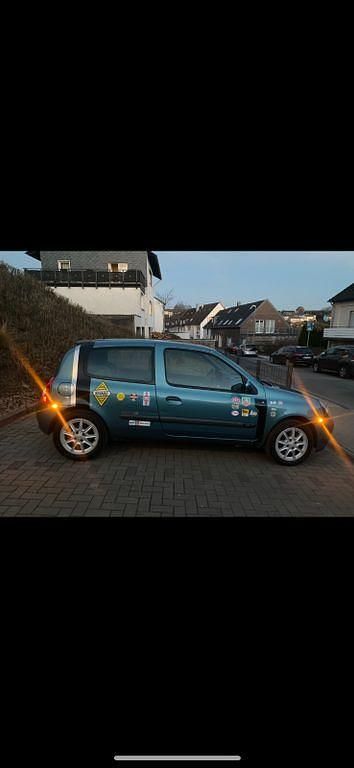 Blau Gebraucht 2002 Renault Clio II Limousine | 2.200 € (Fairer Preis) - Bild 1/4