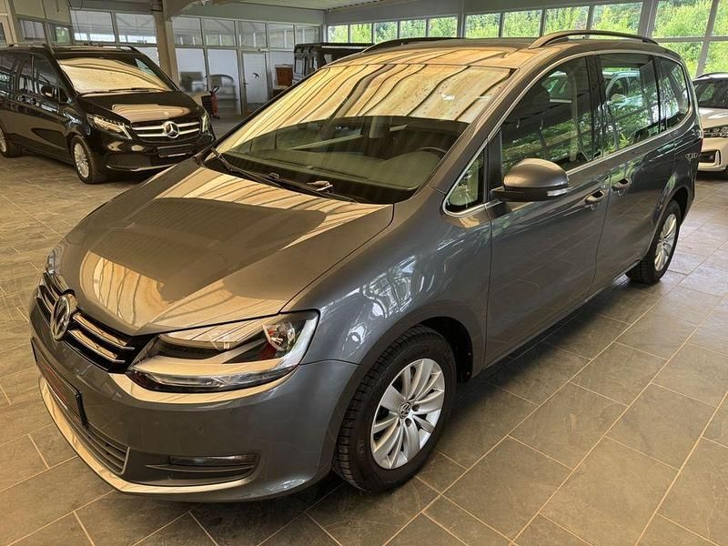 Grau Gebraucht 2022 VW Sharan Comfortline Van / Kleinbus | 22.999 € (Guter Preis) - Bild 1/4