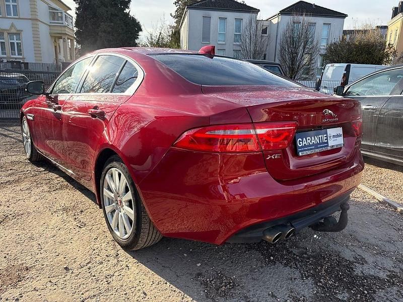 Gebraucht Jaguar XE Prestige 179 PS (131 kW) 2017 Rot Limousine