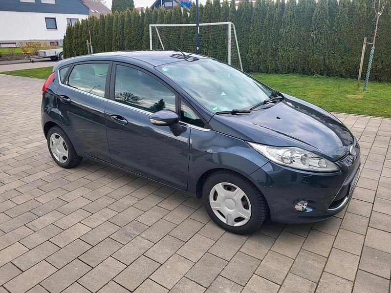 Gebraucht Ford Fiesta 92 PS (67 kW) 2010 Blau Kleinwagen