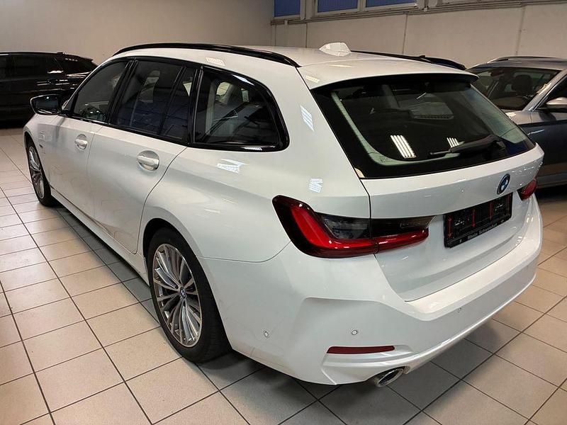 Gebraucht BMW 330e 292 PS (214 kW) 2022 Weiß Kombi
