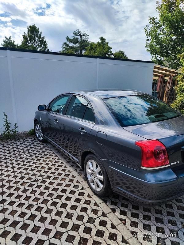 Grau Gebraucht 2006 Toyota Avensis Limousine | 4.480 € (Etwas zu teuer) - Bild 1/4