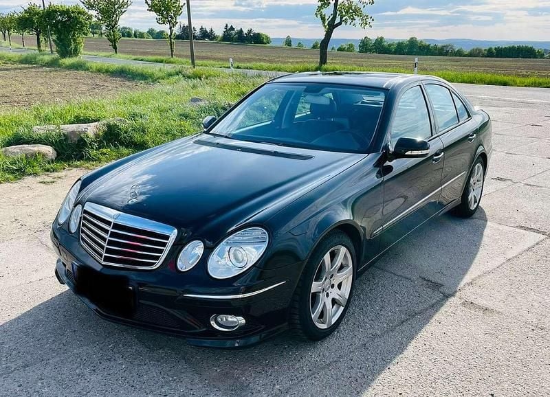 Schwarz Gebraucht 2006 Mercedes E350 Avantgarde Limousine | 11.900 € - Bild 1/4