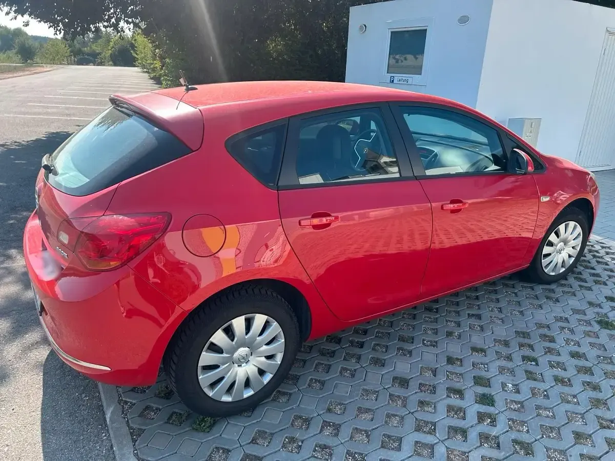 Gebraucht Opel Astra 78 PS (57 kW) 2013 Rot Limousine