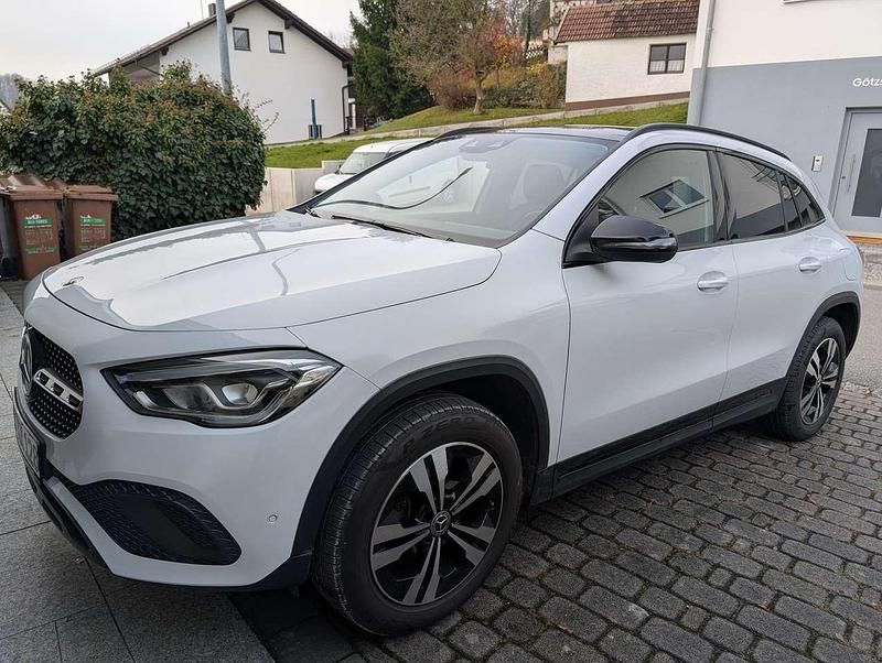 Weiß Gebraucht 2020 Mercedes GLA200 SUV | 28.800 € (Guter Preis) - Bild 1/4