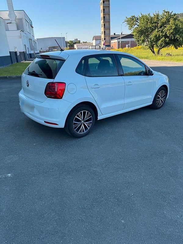 Gebraucht VW Polo Allstar 90 PS (66 kW) 2016 Weiß Kleinwagen