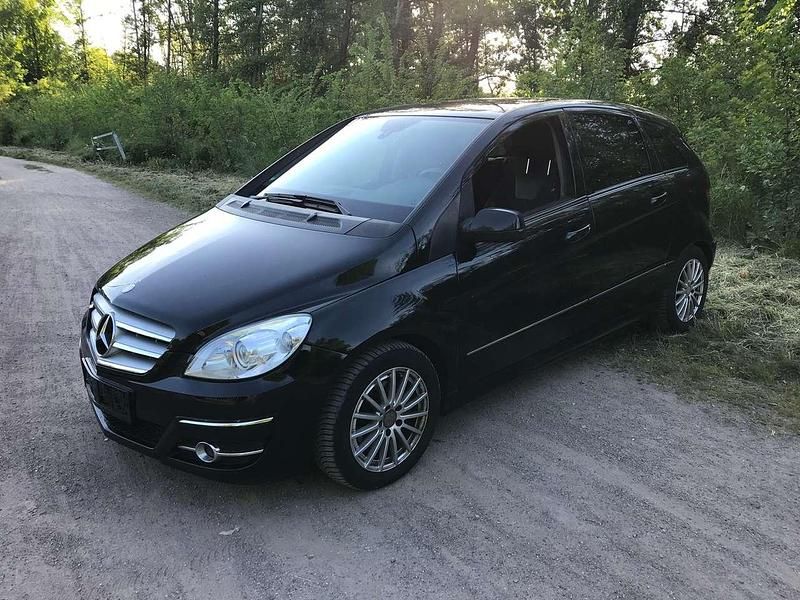 Schwarz Gebraucht 2011 Mercedes B200 Van / Kleinbus | 4.799 € (Fairer Preis) - Bild 1/4