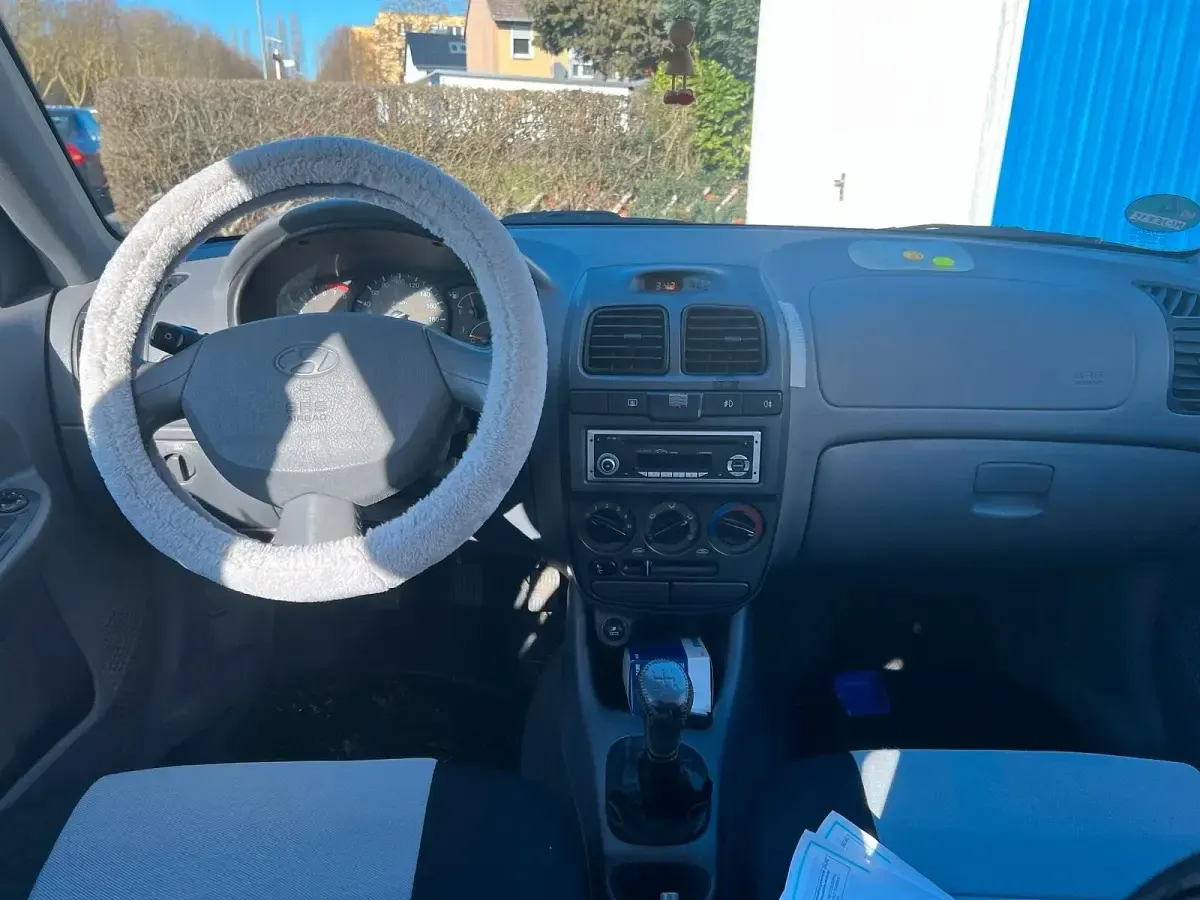 Second-hand Hyundai Accent 86 CP (63 kW) 2004 Argintiu Berlinǎ