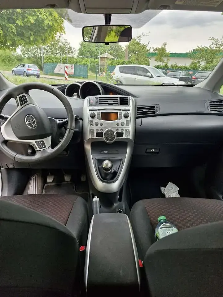 Gebraucht Toyota Verso 126 PS (92 kW) 2010 Silber Van / Kleinbus