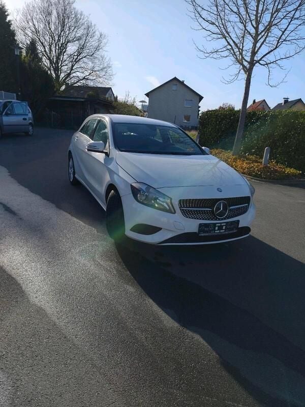 Weiß Gebraucht 2014 Mercedes A160 Kleinwagen | 8.200 € (Superpreis) - Bild 1/4