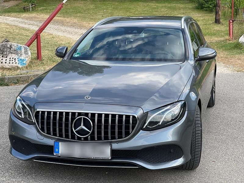 Grau Gebraucht 2018 Mercedes E220 Kombi | 19.900 € (Fairer Preis) - Bild 1/4