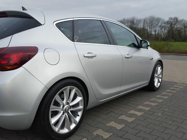 Gebraucht Opel Astra 180 PS (132 kW) 2011 Silber metallic Limousine