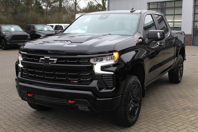 Neu Chevrolet Silverado 426 PS (313 kW) 2025 Schwarz SUV