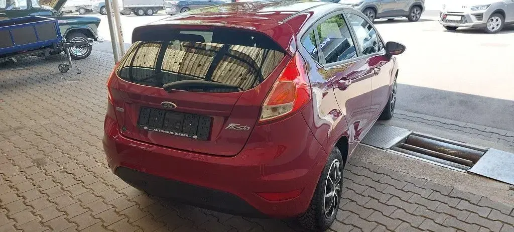 Gebraucht Ford Fiesta Trend 65 PS (47 kW) 2013 Rot Limousine