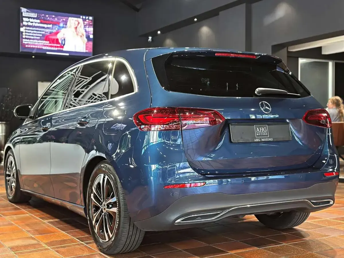 Gebraucht Mercedes B200 Progressive 150 PS (110 kW) 2023 Denimblau metallic Kleinwagen
