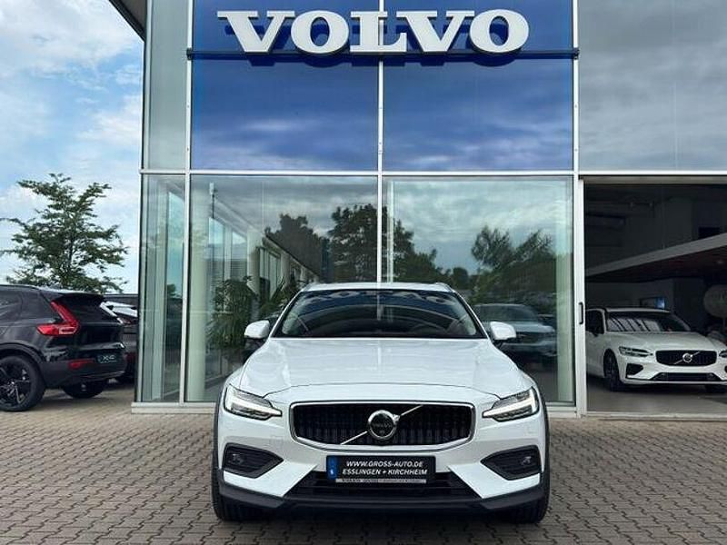 Gebraucht Volvo V60 CC Ultimate 250 PS (183 kW) 2024 707 crystal white pearl Kombi