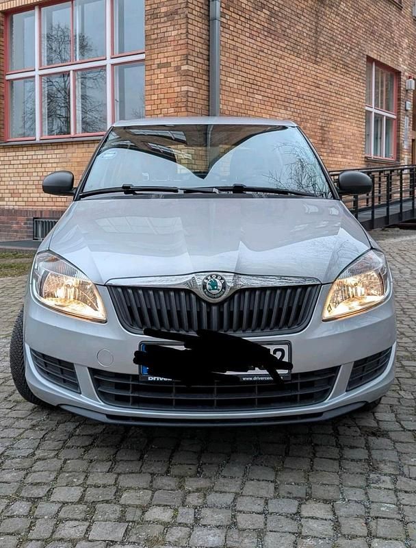 Silber Gebraucht 2011 Skoda Fabia Kleinwagen | 4.000 € (Fairer Preis) - Bild 1/4