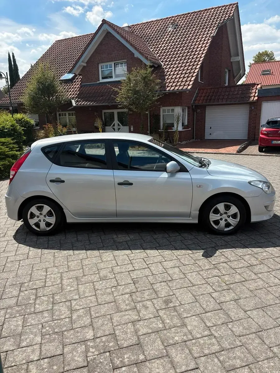 Gebraucht Hyundai i30 90 PS (66 kW) 2012 Silber Kleinwagen