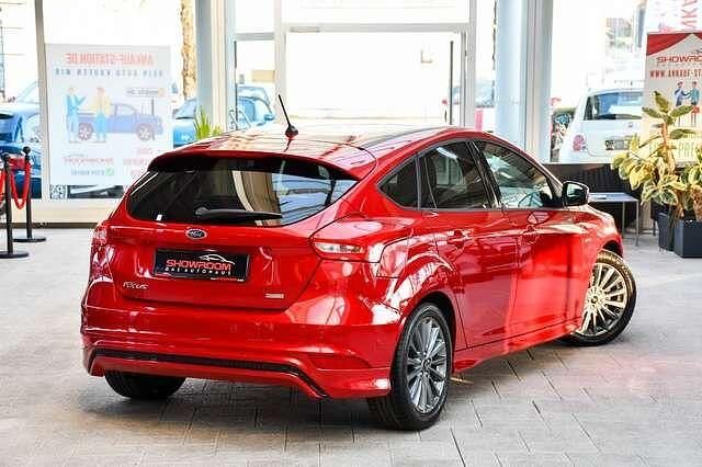 Gebraucht Ford Focus ST-Line 125 PS (91 kW) 2017 Rot Limousine