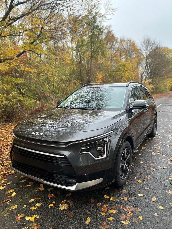 Grau Gebraucht 2022 Kia Niro Vision SUV | 23.100 € (Fairer Preis) - Bild 1/4