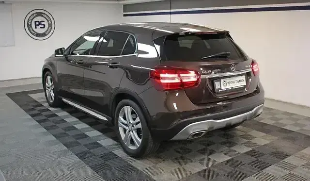 Gebraucht Mercedes GLA250 211 PS (155 kW) 2017 Braun SUV