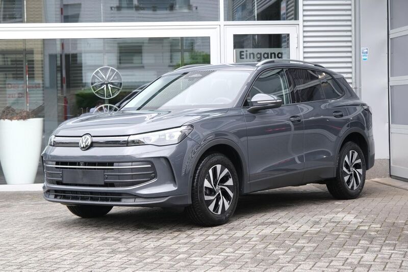 Delfingrau metallic Neu 2025 VW Tiguan Life SUV | 39.540 € (Guter Preis) - Bild 1/4