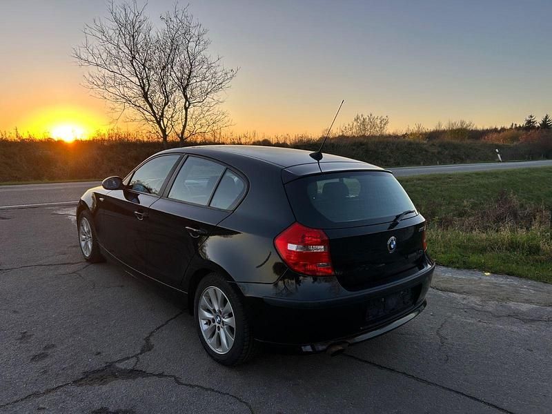 Gebraucht BMW 116 122 PS (89 kW) 2009 Schwarz Kleinwagen