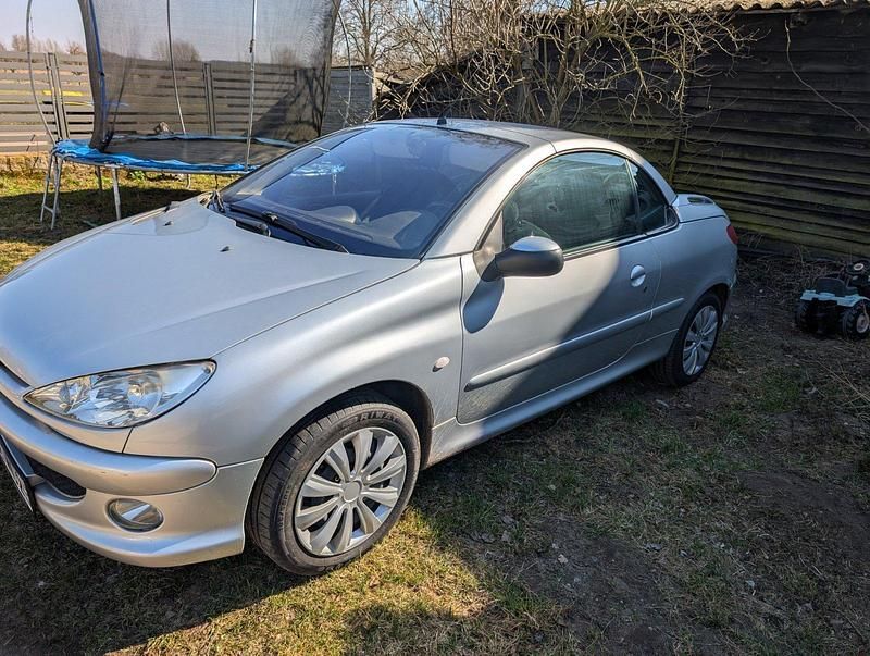 Gebraucht Peugeot 206 CC 109 PS (80 kW) 2004 Silber Cabrio