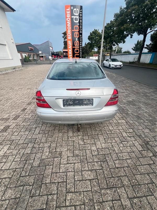Silber Gebraucht 2003 Mercedes E320 Limousine | 2.500 € - Bild 1/4
