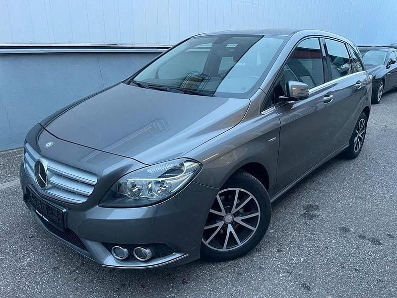 Grau Gebraucht 2012 Mercedes 180 Limousine | 7.800 € (Fairer Preis) - Bild 1/4