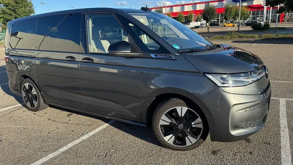 Second-hand VW Multivan Life 204 CP (150 kW) 2023 Gri Monovolum