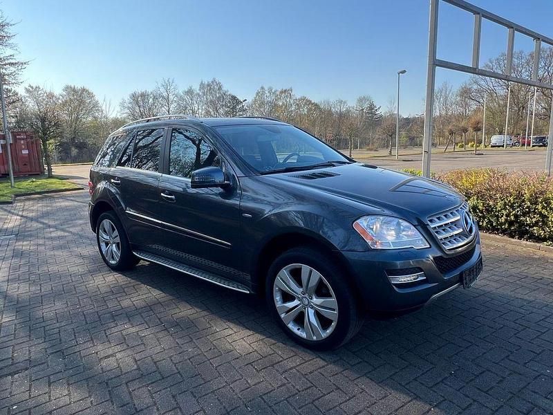 Grau Gebraucht 2011 Mercedes ML350 SUV | 15.990 € (Guter Preis) - Bild 1/4