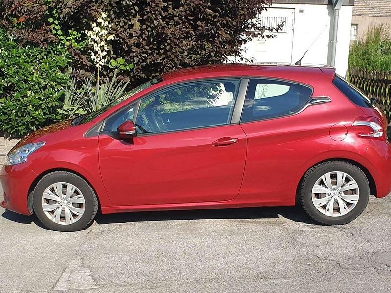 Rot Gebraucht 2012 Peugeot 208 Active Kleinwagen | 6.250 € (Fairer Preis) - Bild 1/4