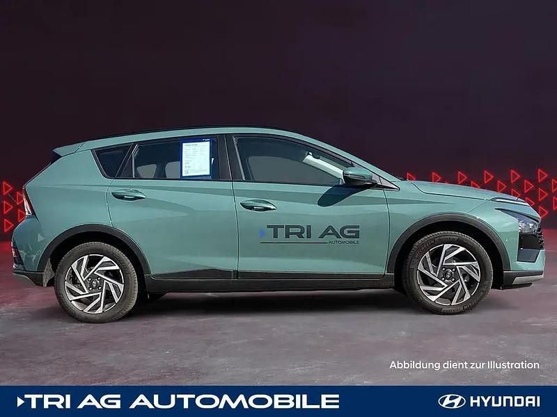 Mangrove green / mic Gebraucht 2024 Hyundai Bayon Trend SUV | 21.945 € (Fairer Preis) - Bild 1/4