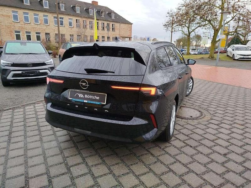 Neu Opel Astra Edition 131 PS (96 kW) 2025 Lackierung schwarz perla nera/typ aussenverkleidung metallic perlmutt Kombi