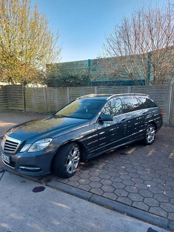 Gebraucht Mercedes E200 Elegance 184 PS (135 kW) 2011 Blau Kombi