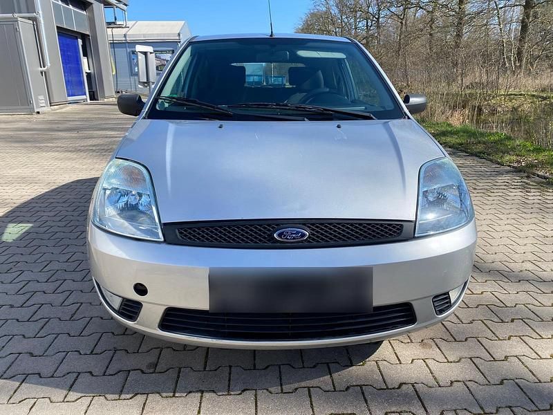 Gebraucht Ford Fiesta 68 PS (50 kW) 2004 Silber Kleinwagen