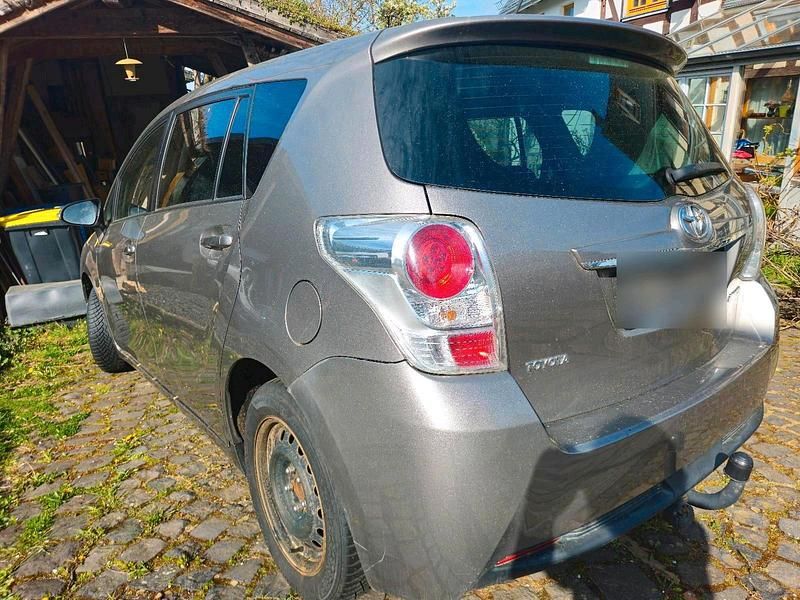 Gebraucht Toyota Verso 111 PS (81 kW) 2015 Silber Van / Kleinbus