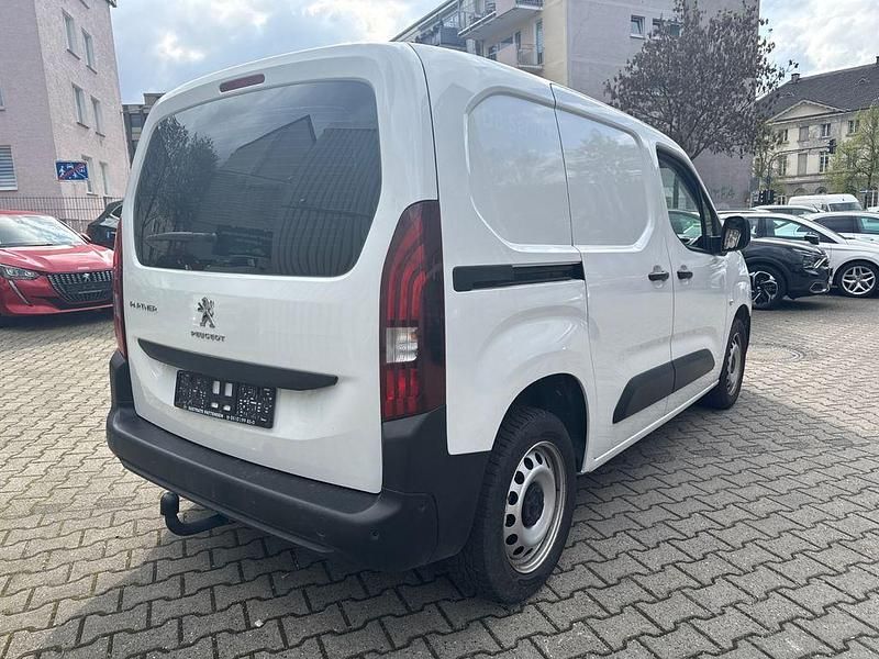 Gebraucht Peugeot Partner Premium 102 PS (75 kW) 2023 Weiß Van / Kleinbus