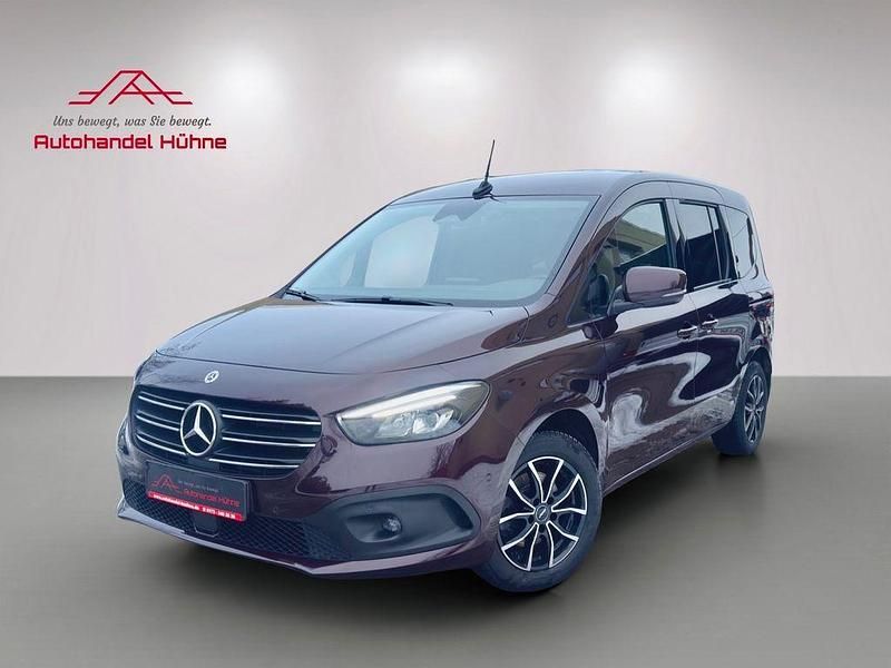 Rot Gebraucht 2022 Mercedes T180 Edition Van / Kleinbus | 24.924 € (Fairer Preis) - Bild 1/4