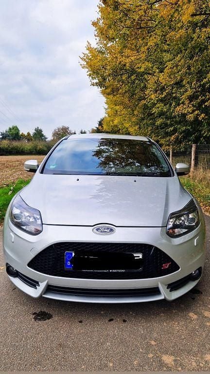 Silber Gebraucht 2014 Ford Focus ST Limousine | 9.100 € (Fairer Preis) - Bild 1/4