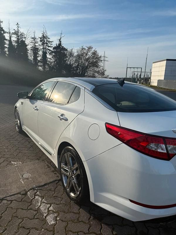 Weiß Gebraucht 2013 Kia Optima Turbo Limousine | 9.500 € - Bild 1/4