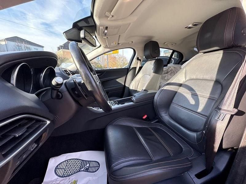 Gebraucht Jaguar XE 179 PS (131 kW) 2017 Rot Limousine