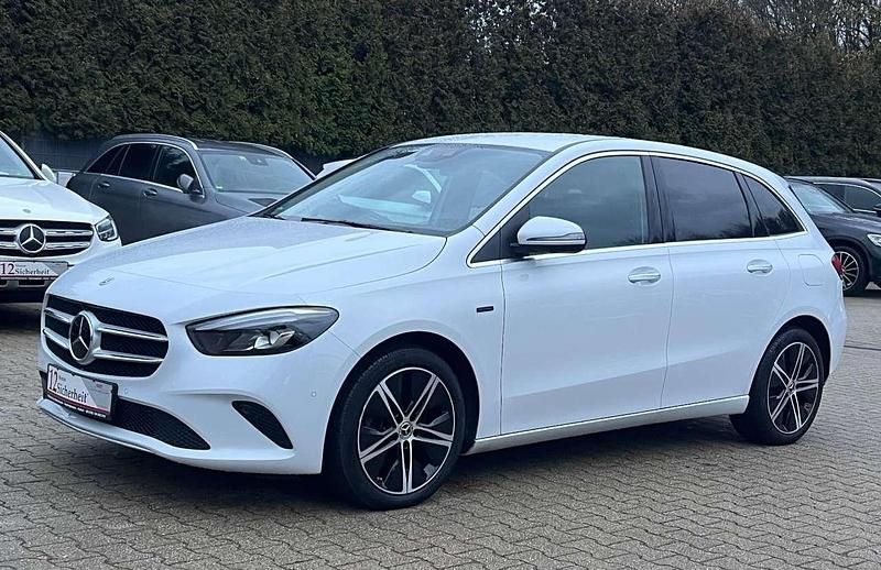 Mondstein silber Gebraucht 2020 Mercedes 250 Progressive Limousine | 21.990 € (Teuer) - Bild 1/4