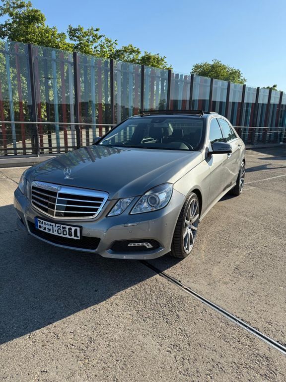 Grau Gebraucht 2009 Mercedes E500 Avantgarde Limousine | 16.299 € (Fairer Preis) - Bild 1/4