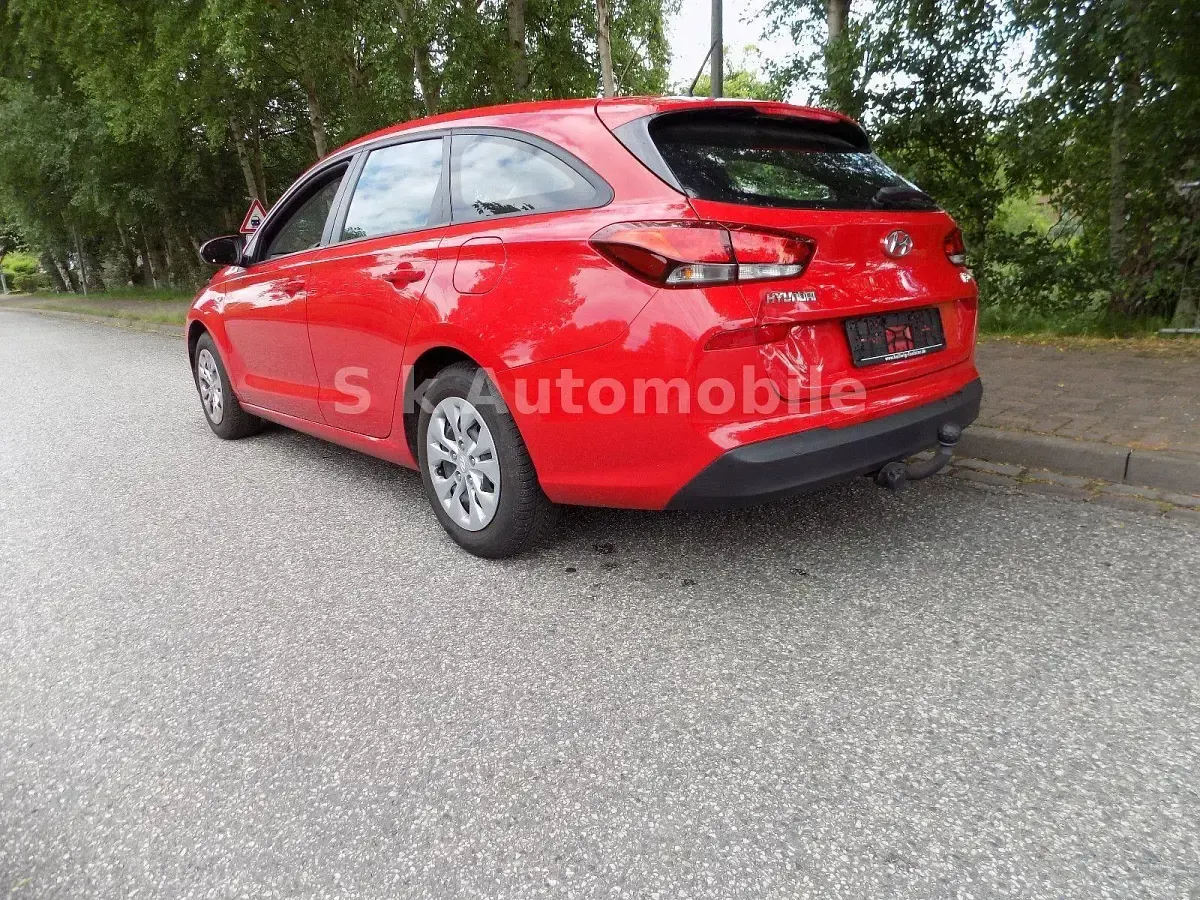 Gebraucht Hyundai i30 Pure 101 PS (74 kW) 2018 Rot Kombi