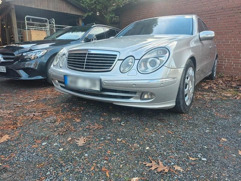 Silber Gebraucht 2004 Mercedes E220 Limousine | 1.600 € (Guter Preis) - Bild 1/4